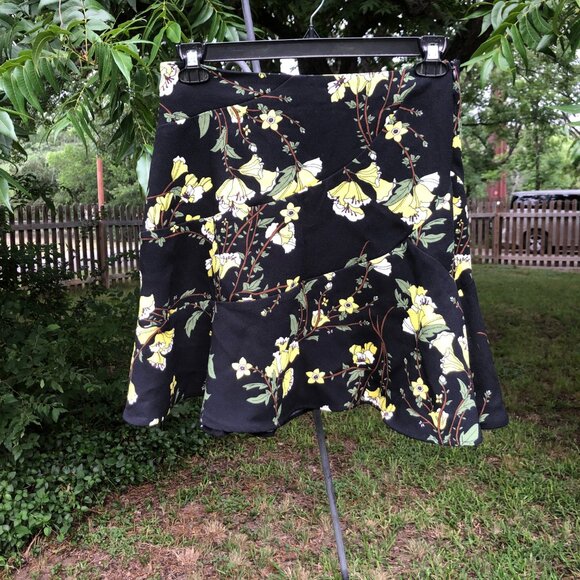 Who What Wear Black Skirt with yellow flowers, Size 6 - Picture 2 of 8
